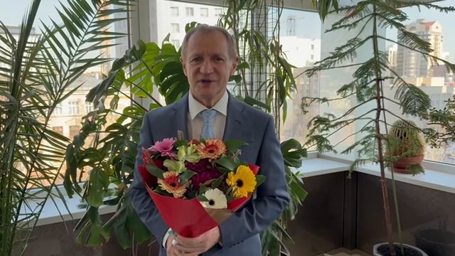 Евгений Зяблицев поздравляет с наступающим Международным женским днем