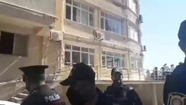 Canlı efirdə vəhşilik, Qurban Məmmədovun və ailə üzvlərinin mənzillərini dağıdırlar.Hürriyyət TV-də