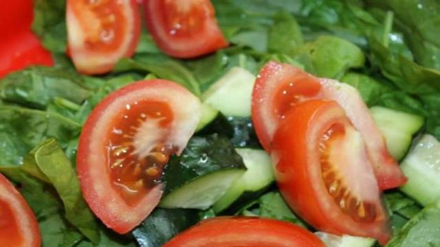Салат с листьями, моцареллой и копченой колбасой