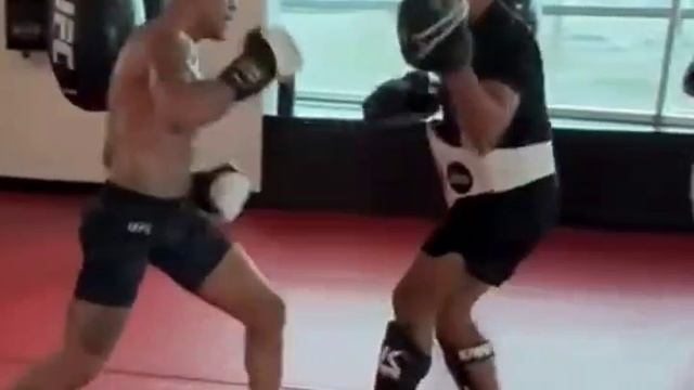 Шутки в сторону. 

Алекс выглядит заряженным накануне поединка. 

Сохранит титул?
