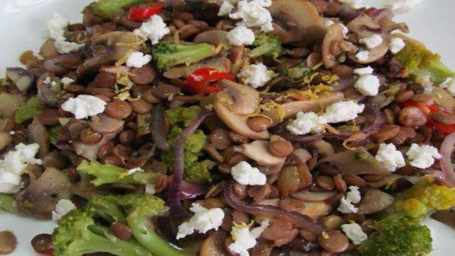 Салат с чечевицей и овощами