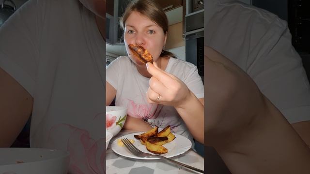 Мукбанг. Запеченая картошка с корейской морковью и древесными грибами