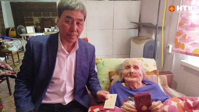 Глава Сарпинского района вручил юбилейные медали ветеранам и труженикам тыла