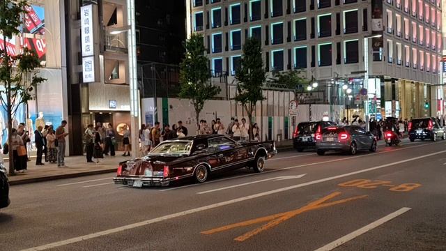 Интересные авто, привлекающие внимание прохожих. Interesting cars that attract attention in Tokyo