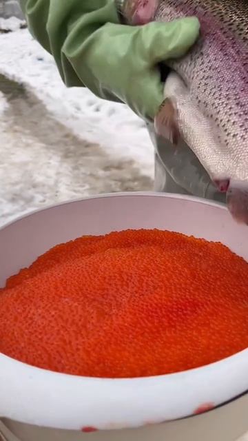 Дойка рыбы?

Что-то залипательное в этом есть