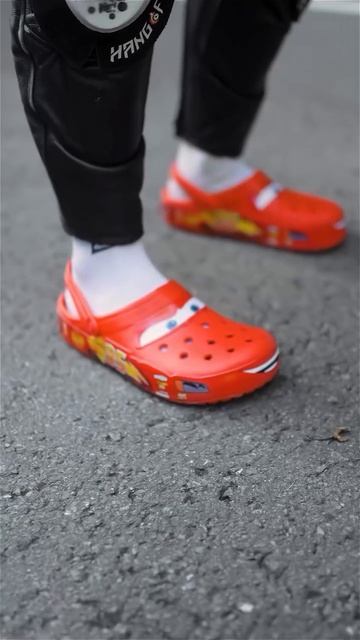 главное красные тапки с молнией мак вин