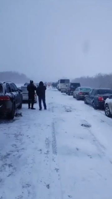 Трасса М-5 Урал под Оренбургом перекрыта из-за массового ДТП — столкнулись более 20 машин