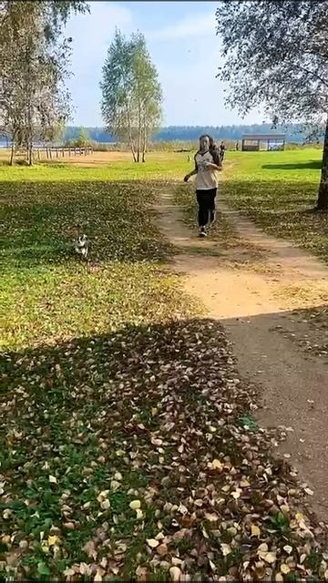 Софья первая бежит.