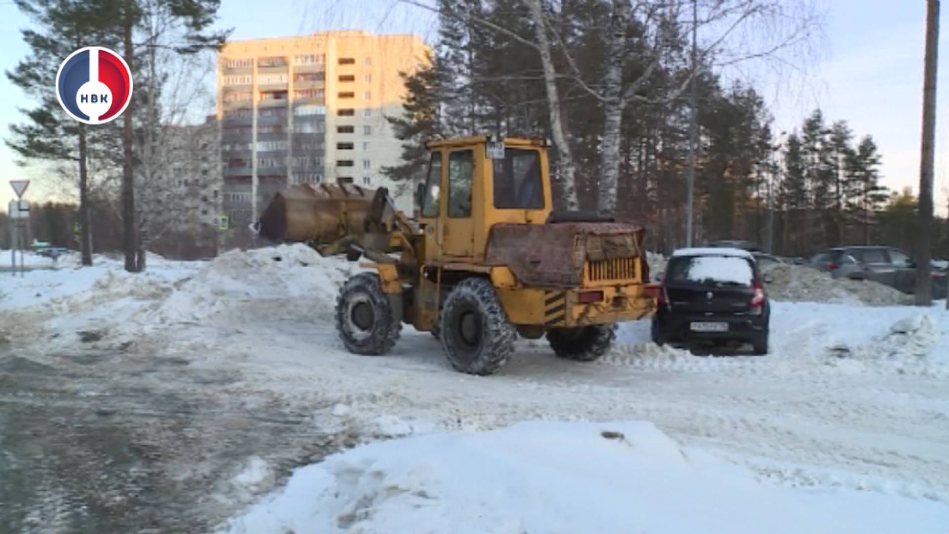Дорожно-коммунальная служба вывозит снег с улиц Новоуральска
