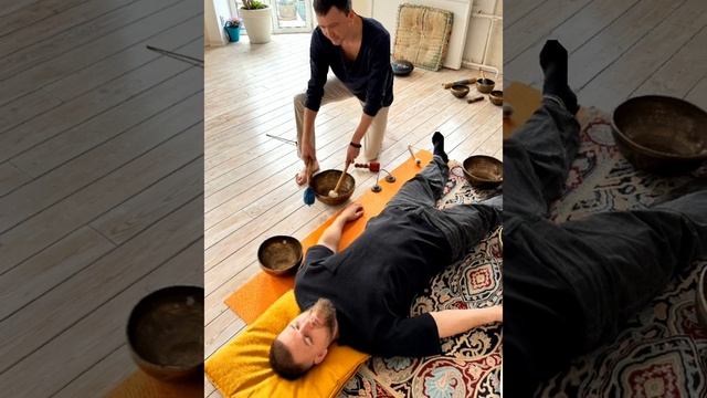 Звуковая ванная для пары поющими чашами