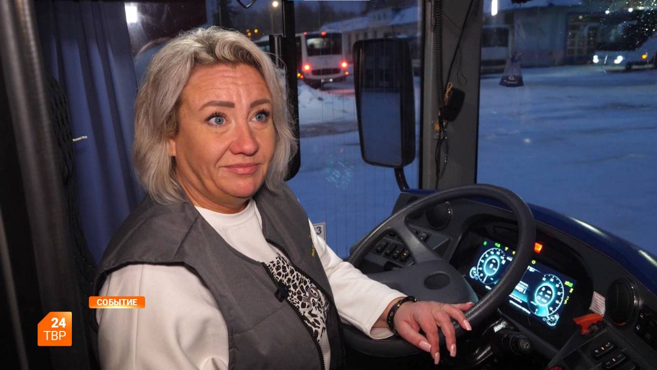 Женщина за рулём автобуса