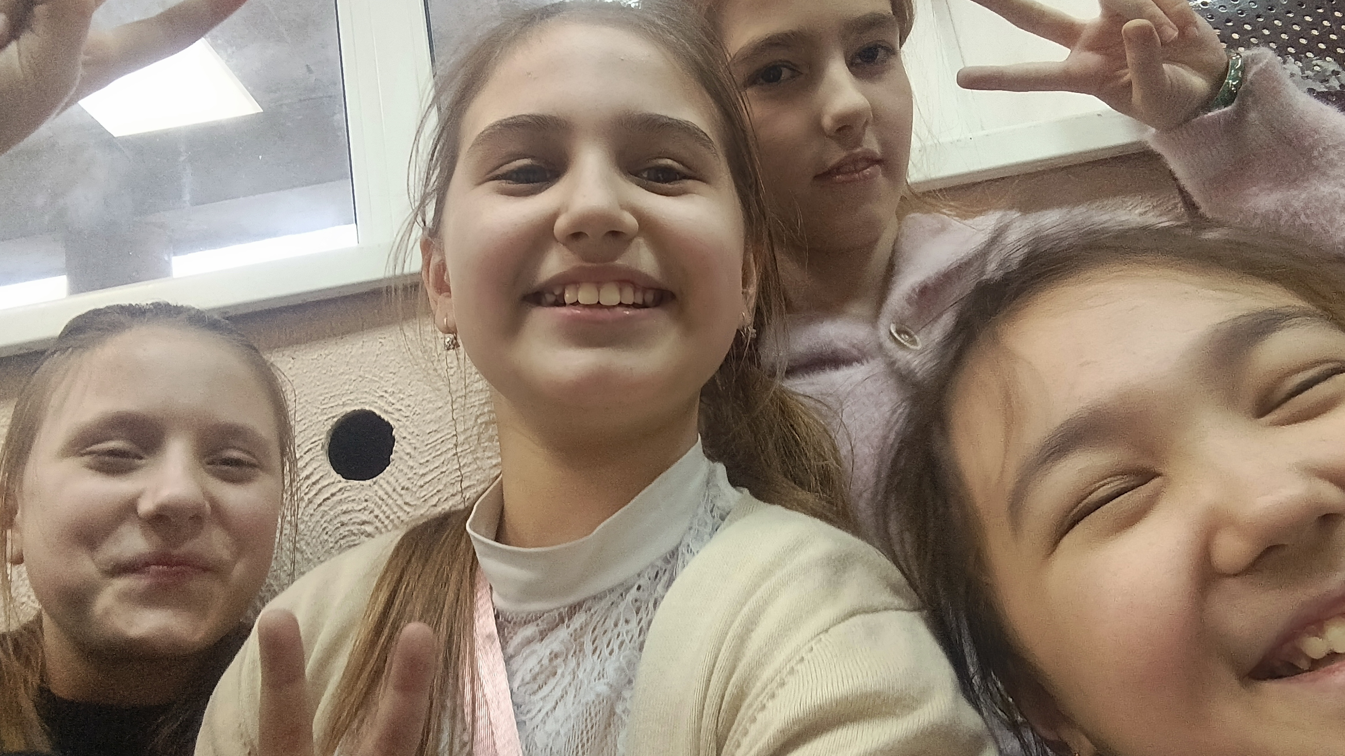 играем с подругами и кушаем