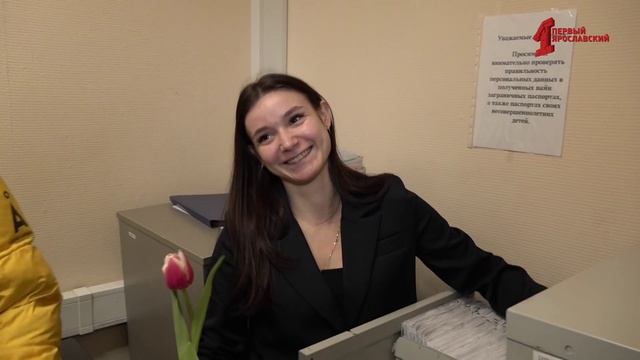 Полицейские и сотрудники ФМС вручили жительницам Ярославля цветы и загранпаспорта