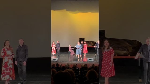 "Песенка о хорошем настроении' из к/ф " Карнавальная ночь"