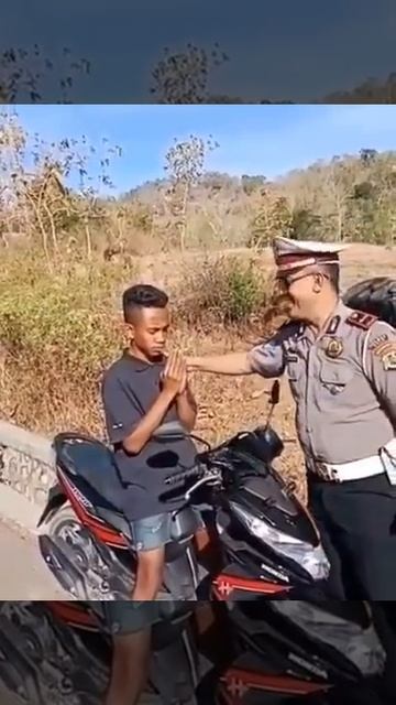 Lucu.Anak ini berdoa supaya bisa di turun kan helm dan sim saat kena razia