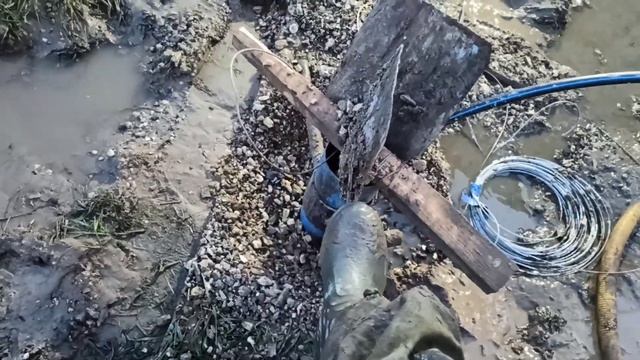 первая скважина под погружной насос на новой буровой установке. все супер воду достали.но..потеряли