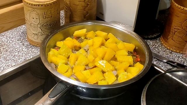 Восточное кушанье из варёного риса с мясом и пряностями.