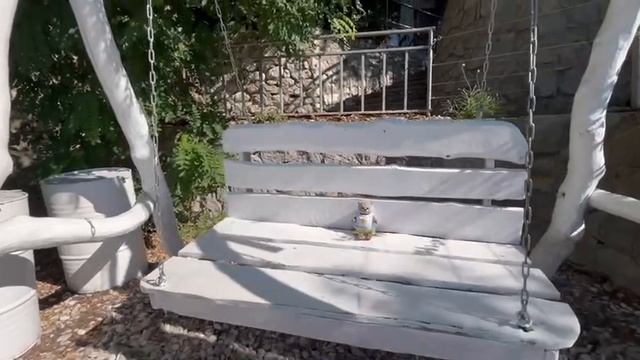 На качелях