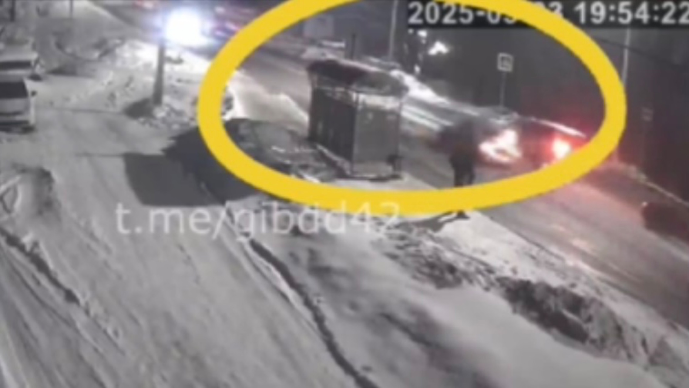В Кемерове подросток сбил пешеходов и сбежал с места аварии