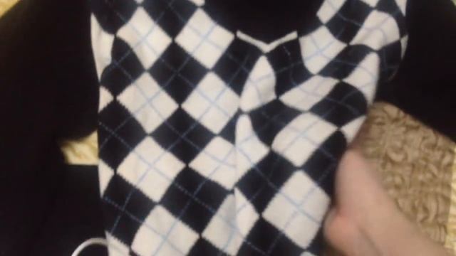 Мама выбрасывает одежду.