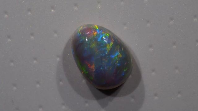 Яркий темный австралийский опал 2 78 карат