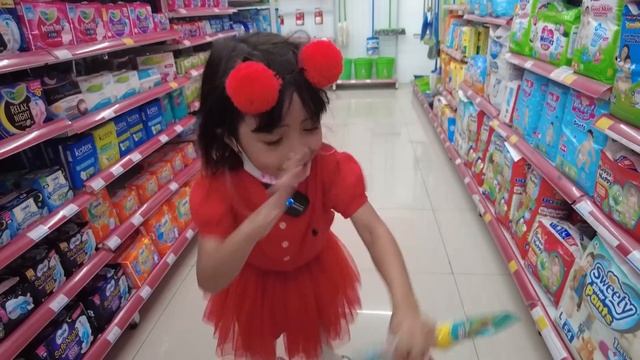 BELANJA SERBA MERAH PUTIH, PAKE SEPATU RODA