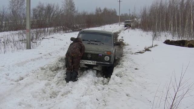 Нива 2131.Преодоление колеи.