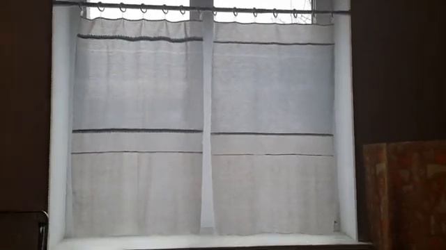 Временные шторки-задергушки из ненужных вещей.