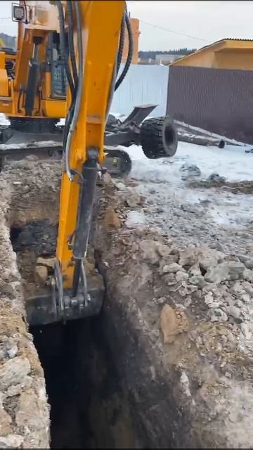 Работа миниэкскаватора, траншея под трубу