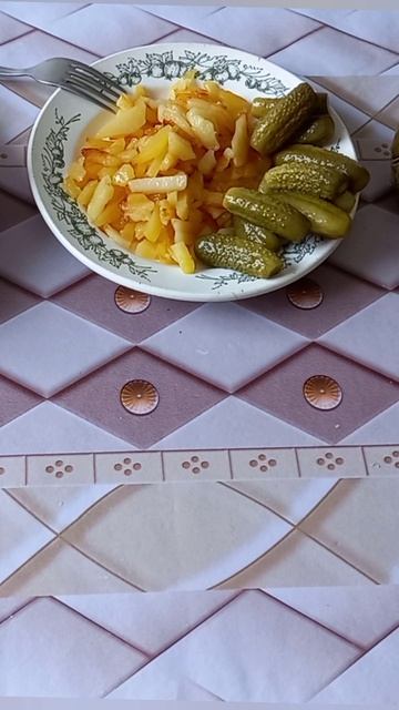 Вкусная жаренная картошечка,с домашними огурчиками.