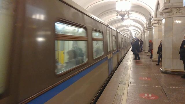 Метропоезд 81-740.4/741.4"Русич" поездом №9