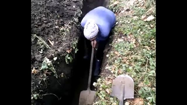 моя девочка копает траншею !!!