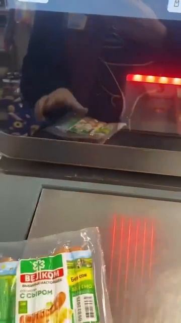 В Краснодаре касса самообслуживания попыталась продать пачку сосисок за 103 тысячи рублей.