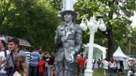 Живая статуя Серебряного жонглера в саду Эрмитаж, Москва