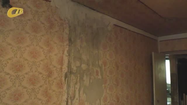 ПОЖИЛАЯ ЖЕНЩИНА, ПРОЖИВАЮЩАЯ ПО УЛ. ДИМИТРОВА, Д. 13/2, ПОЖАЛОВАЛАСЬ НА ПРОТЕКАЮЩИЙ ПОТОЛОК