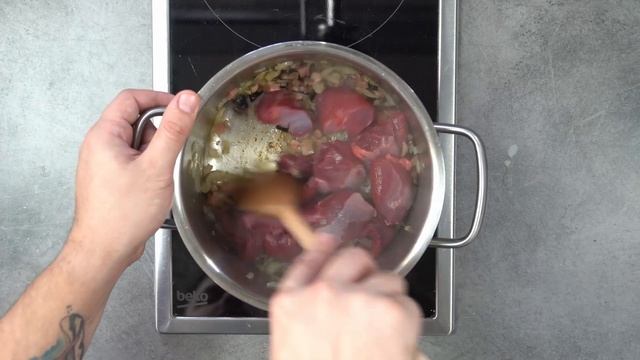 Na vynikající kančí guláš už nemusíte někam do myslivny, snadno si ho připravíte i doma