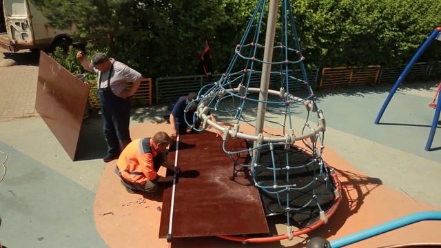 В СОЛНЕЧНОГОРСКЕ ПРОДОЛЖАЕТСЯ РАБОТА ПО УБОРКЕ И СОДЕРЖАНИЮ ДВОРОВЫХ ТЕРРИТОРИЙ