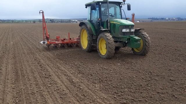 JD 5720 & Kverneland Monopill SE sowing sugar beet. Section control and autotrac