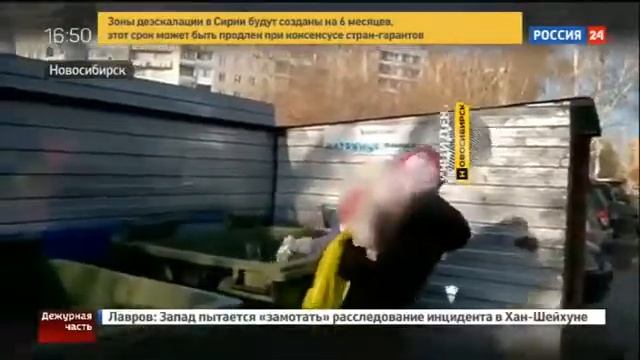 Мамаша посадила ребенка в мусорный бак