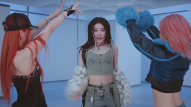 ITZY-Mr-Vampire