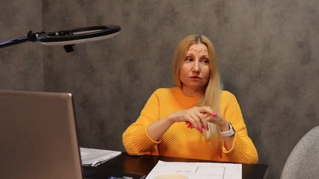 Дизайнер интерьеров Оксана. Артур снимает интервью в офисе дизайнера.