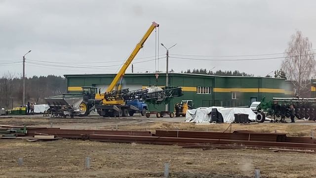 Универсальный John Deere 4940. 2в1 Опрыскиватель-раскидыватель.