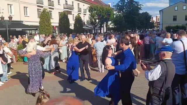 Уже совсем скоро - Танцы на улице..