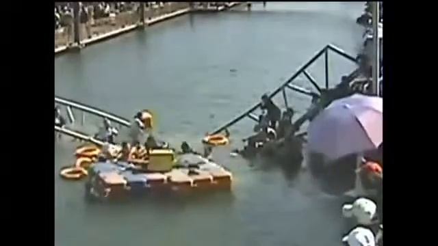 ▶ China bridge collapse caught on camera, chaos as people tumble into water CCTV YouTube