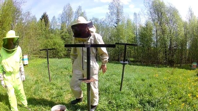 Устанавливаем подставки под улья