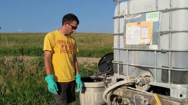 Simple tote connection rinsing system.