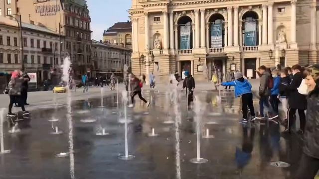 Новий фонтан біля Оперного театру у Львові