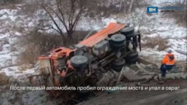 Опубликовано видео с упавшим с моста мусоровозом под Владимиром