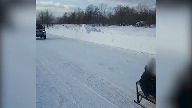 Ребёнка катают на привязи за машиной на Сахалине