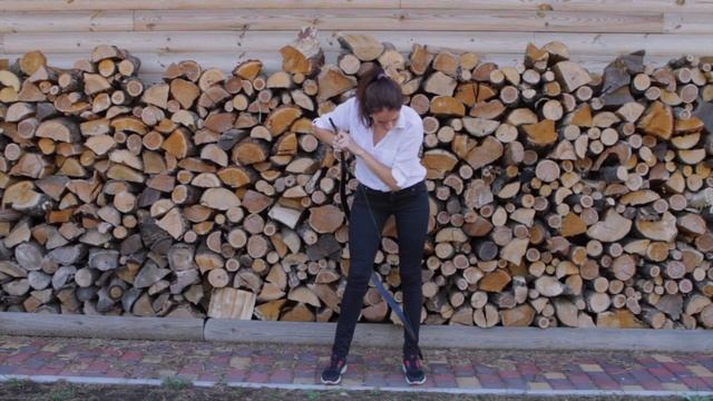 Традиционный лук для стрельбы, надевание тетивы.
